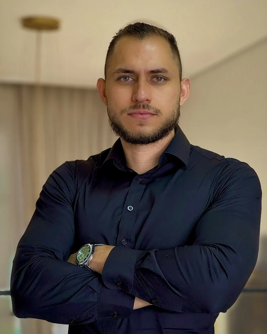 Juniel Sousa de braços cruzados, camisa preta